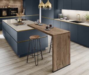 Fjord blauw kookeiland met bar en hairpin keuken barkrukken, Nobilia keuken Easytouch 966