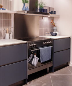 RVS inductiefornuis Bertazzoni met afzuigkap in modern landelijke blauwe keuken RVS inductiefornuis Bertazzoni met afzuigkap in modern landelijke blauwe keuken