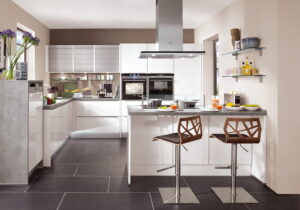 Hoogglans witte keuken met kookeiland + verstelbare keuken barkrukken Beliani Petersburg, Nobilia keuken Lux 814