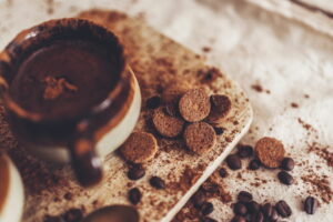 Koffie met chocolade en kruidnoten met cacaopoeder - Serjan Midili, Unsplash