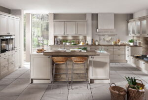 Landelijke keuken met spoeleiland, bar en keuken barstoelen van riet, Nobilia keuken Chalet 881