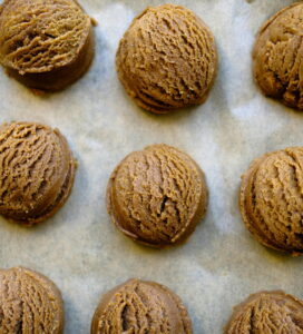 Lekkerste kruidnoten recept - kruidnoten gaan op bakpapier de oven in - Canto Photography, Pexels