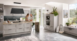 Foto: Grijze landelijke keuken met ontbijtbar en barkrukken – Nobilia keuken Grijze landelijke keuken met ontbijtbar en barkrukken, Nobilia keuken Cascada 772