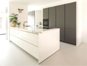 Wit hoogglans kookeiland met keramisch marmerlook aanrechtblad wit met lange groene aders - Evora Ceramics Calacatta Green Lux - Binnenkijker uit Oss bij trotse klant van I-KOOK