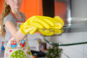 Foto: De buitenkant van de afzuigkap schoonmaken De buitenkant van de afzuigkap schoonmaken, Shutterstock