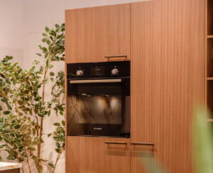 Multifunctionele Bosch oven in noten houtlook hoge keukenkast