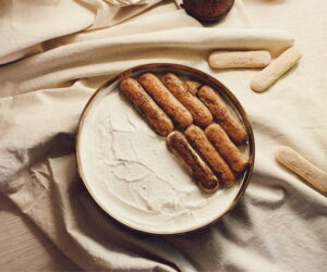 Tiramisu taart maken met lange vingers in bakvorm - Nika Alekseeva, Pexels