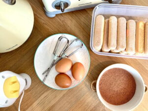 Tiramisu recept ingrediënten met o.a. eieren, lange vingers en cacao - Jen Mancini, Pexels