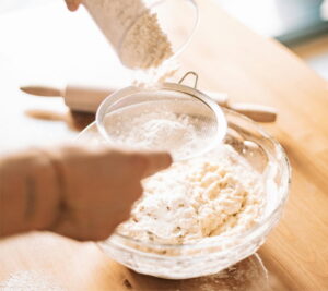 Tiramisu recept: biscuit deeg maken met bloem zeven - Roman Odintsov, Pexels