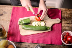 Recept Flammkuchen vega met courgette, paprika, tomaatjes en crème fraîche - Andrea Piacquadio, Pexels Recept Flammkuchen vega met courgette, paprika, tomaatjes en crème fraîche - Andrea Piacquadio, Pexels