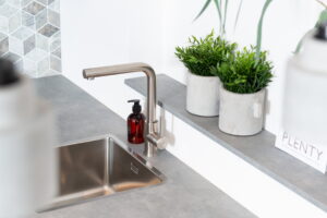 Betonlook keukenblad kunststof met Greengridz & bijpassende betonlook vensterbank