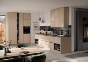 Duurzame Häcker keuken licht eiken houtlook fronten met betonlook aanrechtblad en garderobekast Duurzame Häcker keuken licht eiken houtlook fronten met betonlook aanrechtblad en garderobekast