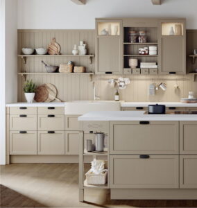 Landelijke houten Häcker keuken met kookeiland in zand/Omber kleur Landelijke houten Häcker keuken met kookeiland in zand/Omber kleur