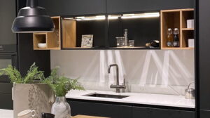 LED verlichting onderbouw in open keukenkastjes en regalen van staal LED verlichting onderbouw in open keukenkastjes en regalen van staal