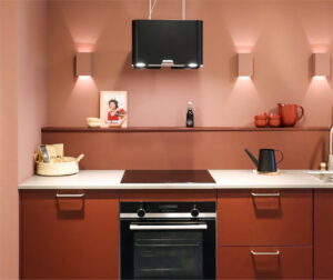Slimme keuken apparatuur – Matte rode keuken met oven, inductiekookplaat & design afzuigkap Slimme keuken apparatuur – Matte rode keuken met oven, inductiekookplaat & design afzuigkap