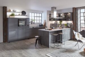 Bovenkastjes met glazen deurtjes in betonlook - grijs hoogglans keuken Bovenkastjes met glazen deurtjes in betonlook - grijs hoogglans keuken
