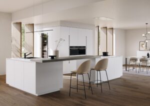 Stijlvolle Wellbeing keuken in lichte kleuren: mat wit, ecru en licht hout Stijlvolle Wellbeing keuken in lichte kleuren: mat wit, ecru en licht hout