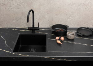Zwart marmerlook aanrechtblad & betonlook keukenwand Zwart marmerlook aanrechtblad & betonlook keukenwand