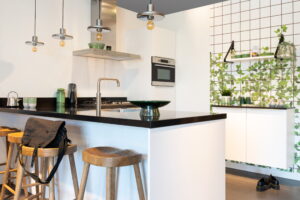 Zwart - witte keuken met geometrische blokken Zwart - witte keuken met geometrische blokken