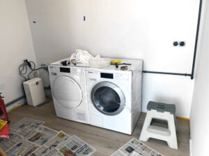 Droger en wasmachine inbouwen stappenplan: Losstaande wasdroger en wasmachine in de bijkeuken Losstaande wasdroger en wasmachine in de bijkeuken