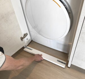 Wasdroger en wasmachine inbouwen stappenplan - frontraam onderplank verwijderen Wasdroger en wasmachine inbouwen stappenplan - frontraam onderplank verwijderen