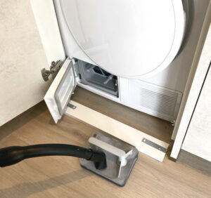 Wasmachine en droger inbouwen stappenplan - droger klepje openen en pluizenfilter stofzuigen Wasmachine en droger inbouwen stappenplan- droger klepje openen en pluizenfilter stofzuigen