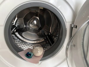 Wasmiddeldoekje, wascapsule of pod en doseerbol met waspoeder: wasmiddelen te gebruiken bij een verdiept ingebouwde wasmachine Wasmiddeldoekje, wascapsule of pod en doseerbol met waspoeder: wasmiddelen te gebruiken bij een verdiept ingebouwde wasmachine