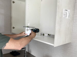 Keuken zonder apparatuur - bovenkasten plaatsen door I-KOOK monteur Keuken zonder apparatuur - bovenkasten plaatsen door I-KOOK monteur