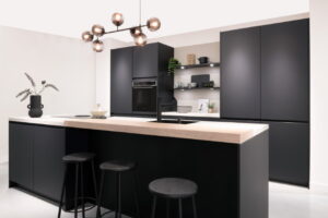 Zwarte moderne keuken met kookeiland en houten bar - Keukenonderdelen gemaakt van gecertificeerd duurzaam hout als basismateriaal 