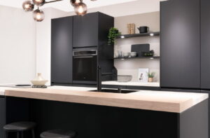 ETNA combi oven in een moderne zwarte keuken met kookeiland ETNA combi oven in een moderne zwarte keuken met kookeiland