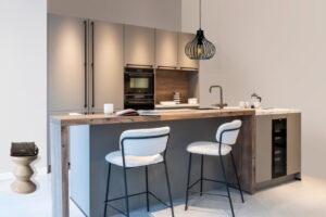 Moderne keuken met kookeiland en houten bar in de keukentrends 2025 kleur Omber Natuur