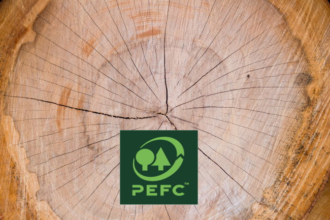 PEFC keurmerk voor duurzaam hout uit verantwoord bosbeheer - PEFC logo & Artur Luczka, Unsplash