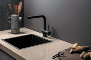 Beige Evora Restone keukenblad Igea Beige met zwarte spoelbak en kraan van Lanesto