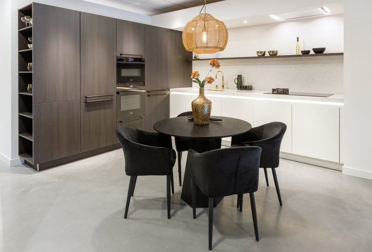 Moderne witte keuken: noten houten kastenwand en strak wit keukenblok met licht marmerlook aanrechtblad + werkblad verlichting 