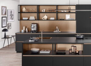 Zwarte keuken met een koffie hoek, tegen achterwand met bijpassende greeplijsten in brons kleur Zwarte keuken met een koffie hoek, tegen achterwand met bijpassende greeplijsten in brons kleur