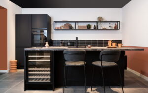Zwarte Häcker keuken met kookeiland en bar + een wijnklimaatkast Zwarte Häcker keuken met kookeiland en bar + een wijnklimaatkast