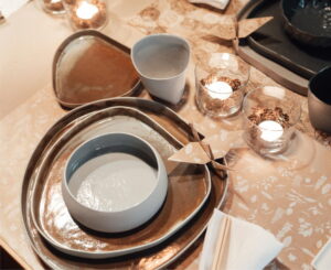 Gedekte Japandi tafel met aardewerk servies en Origami kraanvogel- Furkanfdemir, Pexels