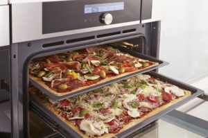 Pizza's bakken in combi-stoomoven van Pelgrim