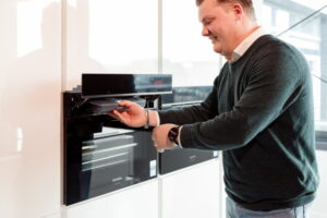 Witte hoogglans keuken met Siemens combi-stoomoven en bakoven 