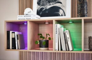 Philips Hue inbouwspots White & Colour Ambiance - Bovenblad open wandkast met geïntegreerde led inbouwverlichting - Beeld: Nobilia
