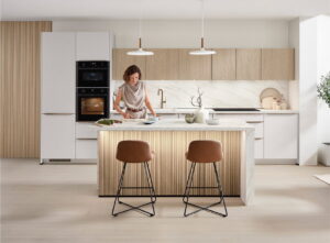 Philips Hue onder keukenkastjes inbouwspots White en Colour Ambiance & 2x Hue hanglamp Cher boven kookeiland - beeld: Nobilia keuken