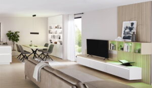 Philips Hue hanglamp Ensis boven de eettafel en Hue inbouwspots keuken White & Colour Ambiance in een wandkast - Beeld: Nobilia meubelen