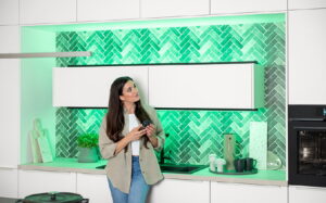 Philips Hue onder keukenkastjes Linear Gradient keukenlamp - onderbouw verlichting én bovenop wandkastjes - Beeld: Nobilia keuken 