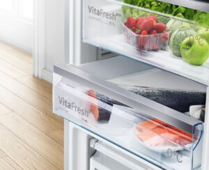 https://demo1.i-kook.nl/blog/waarom-bosch-inbouw-keukenapparatuur-kiezen/ Bosch koel vriescombinatie met VitaFresh lades