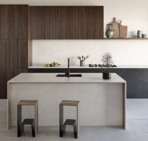 Dekton Albarium keukenblad, achterwand, kookeiland inclusief nispanelen