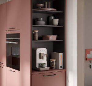 Koffiecorner in open keukenkast met legplanken
