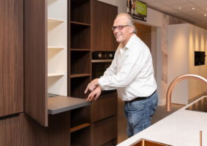 Slim je keukenkast indelen met binnenin een uittrekbare plank
