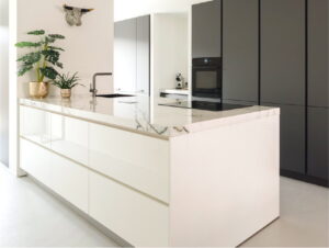 Twee kleuren keuken van trotse I-KOOK klant uit Oss: Hoogglans wit keuken met wit keramiek marmer aanrechtblad met groene aders Evora Ceramics Calacatta Green Lux & antraciet hoge kastenwand