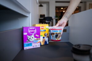 Brede keukenlade met katten en hondenvoer voor het geïntegreerde voederstation in de keuken