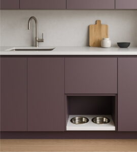 Keukentrend 2026: Greeploze moderne keuken met inbouw voederstation in een open keukenkastje - tekening: Amethist kleurige keuken - Amethyst Shadow Histor Kleur van het Jaar 2026